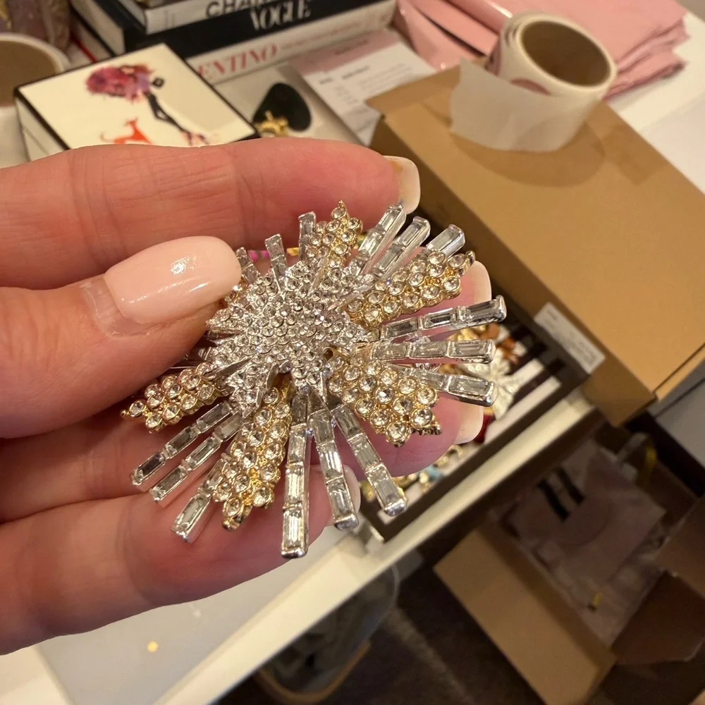 Elegant Gold and Silver crystal Brooch - Picture 5 of 10
